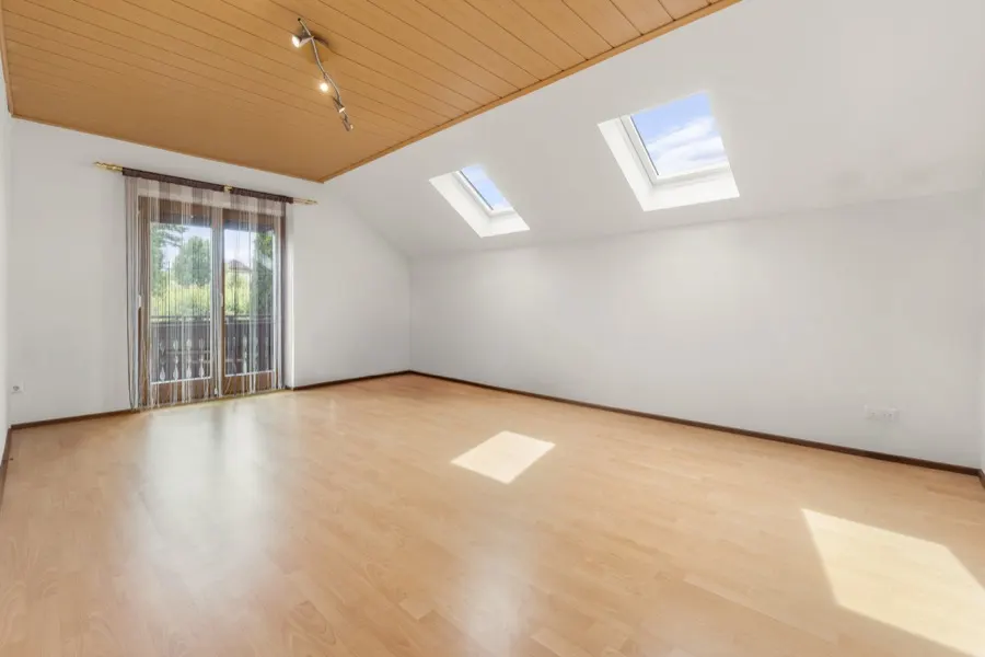 Zimmer im Obergeschoss mit Dachfenstern