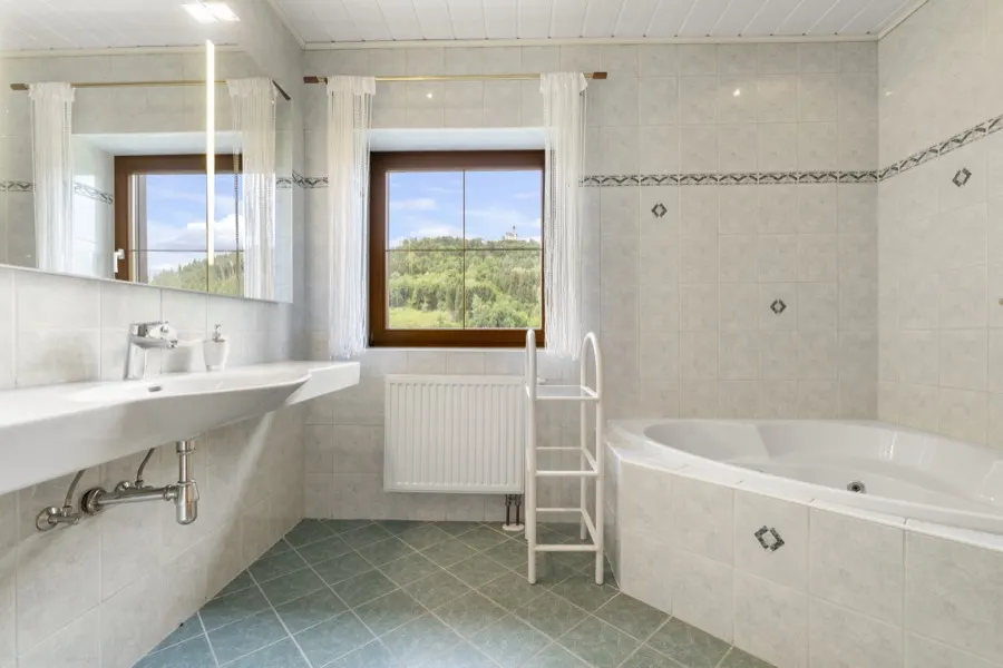 Badezimmer im Obergeschoss mit Eckbadewanne