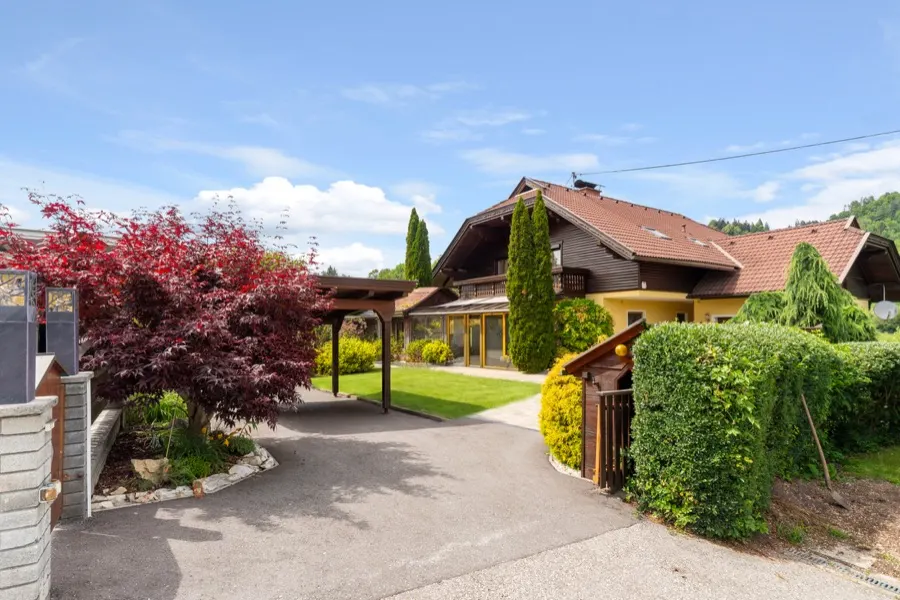 Einfahrt mit Carport