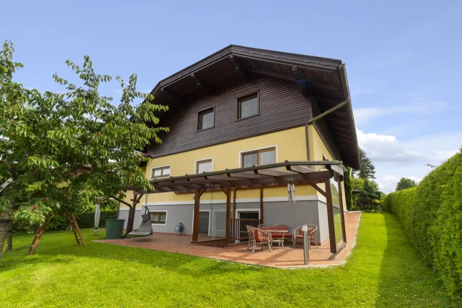 Rückseite des Hauses mit beschatteter Terrasse
