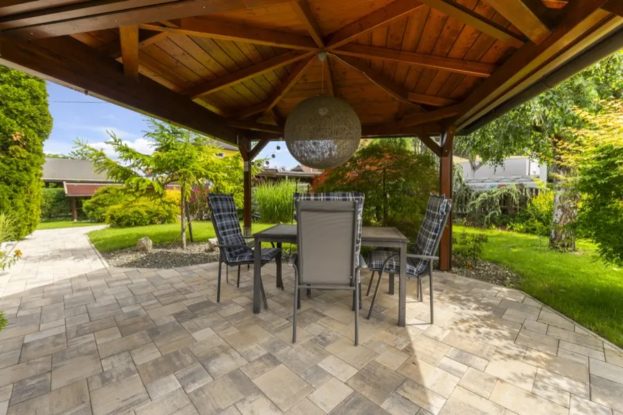 Terrasse mit Holzdach im Garten