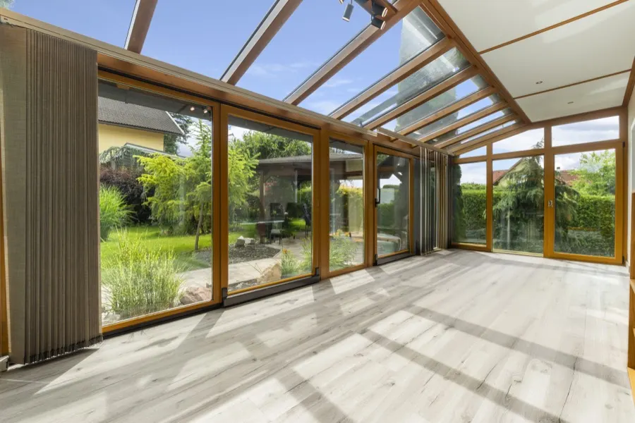 Verglaster Raum mit Blick in den Garten