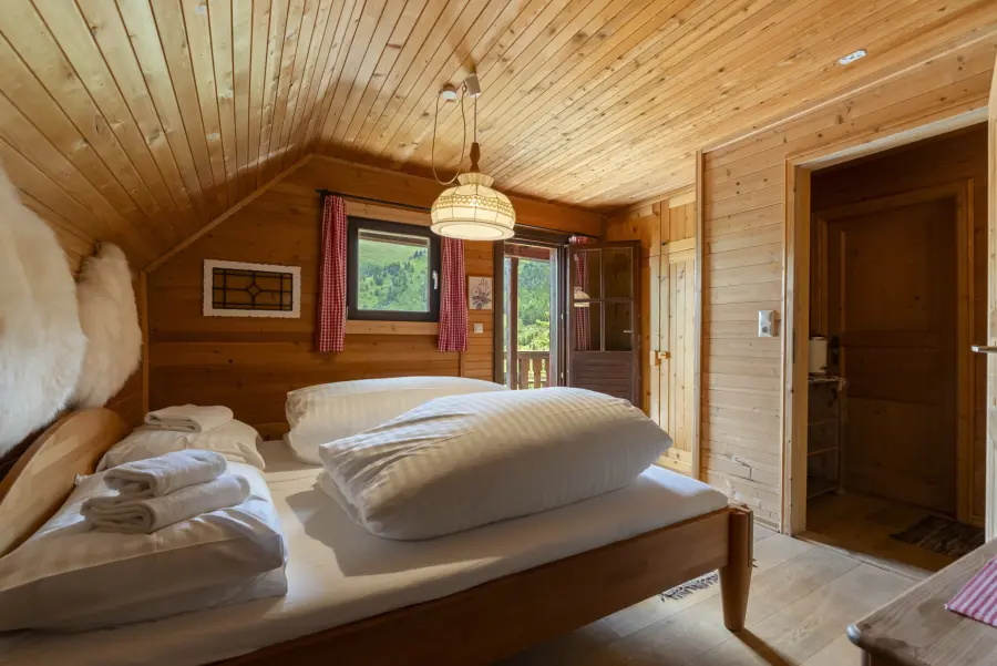 Schlafzimmer mit Holzverkleidung
