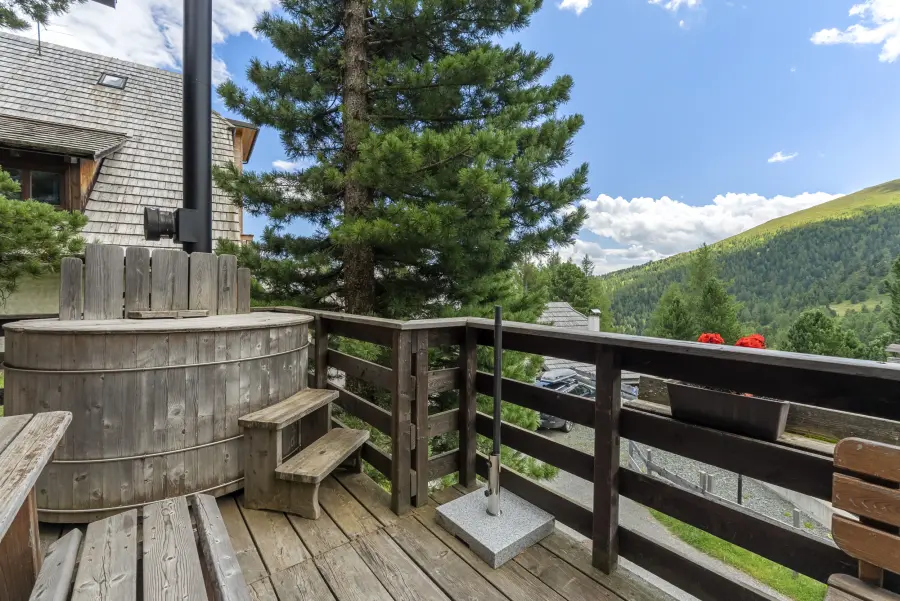 Terrasse mit Blick ins Tal