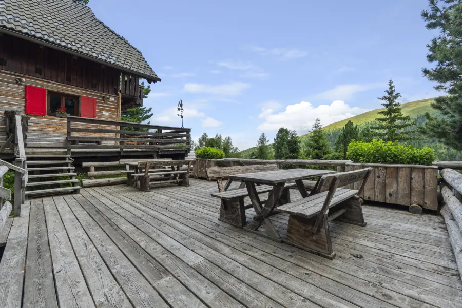 Holzterrasse vor dem Chalet
