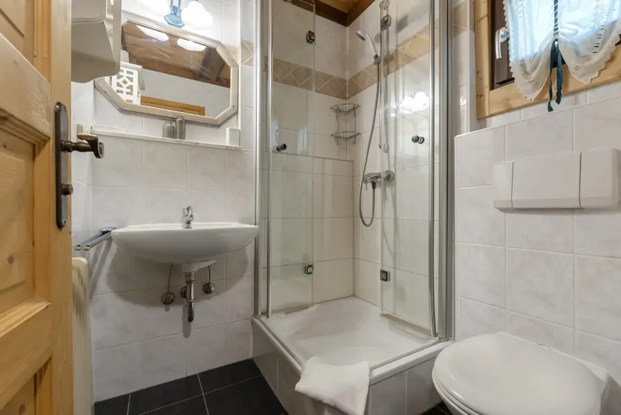 Badezimmer mit Dusche