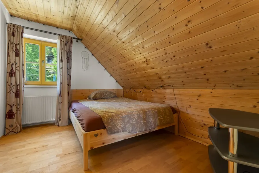 Schlafzimmer unter der Dachschräge