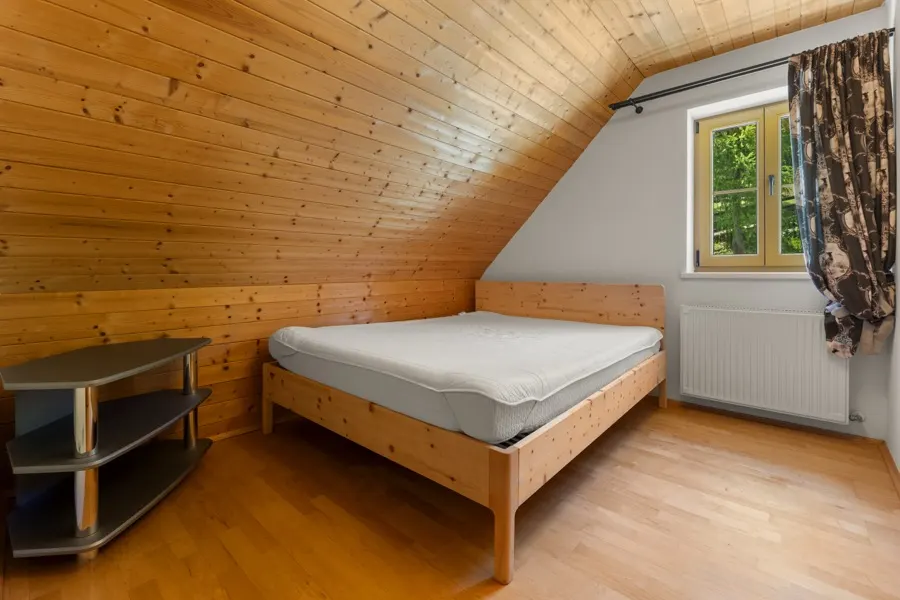 Weiteres Schlafzimmer unter der Dachschräge