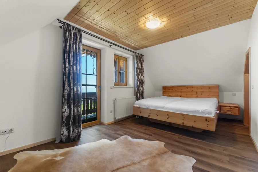 Hauptschlafzimmer mit Balkon