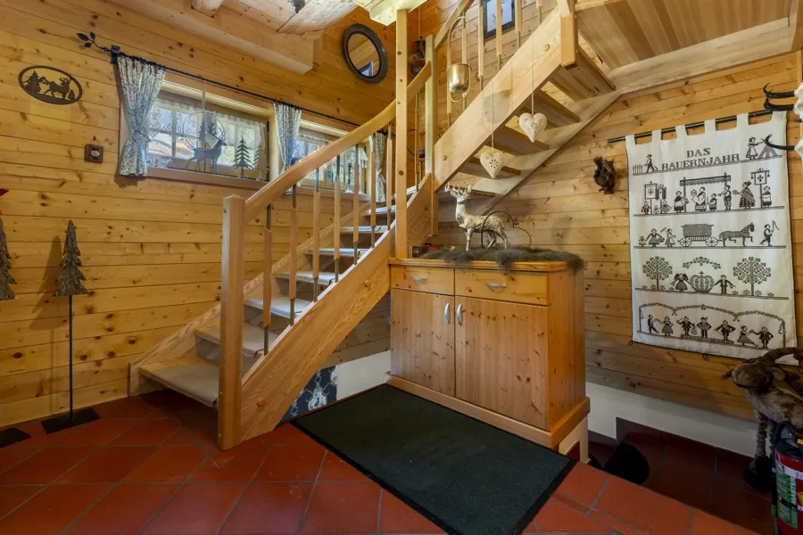 Eingangsbereich mit Holztreppe