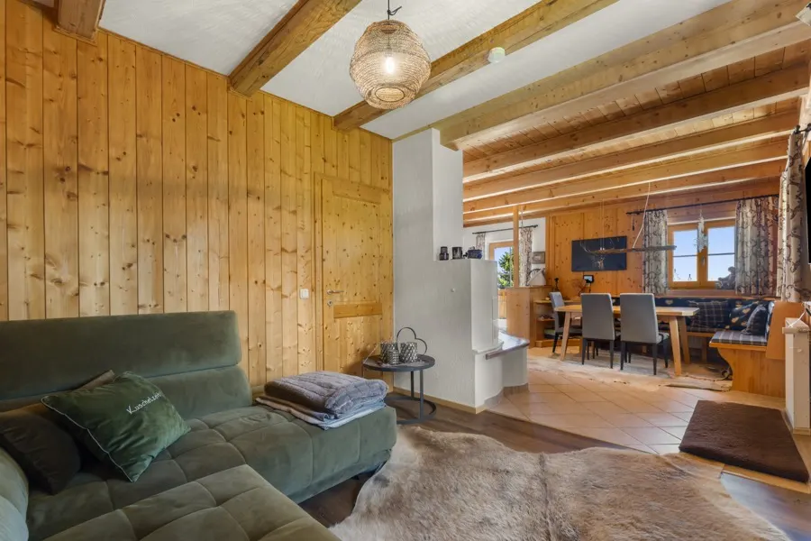 Wohnbereich mit Sofa und Holzvertäfelung