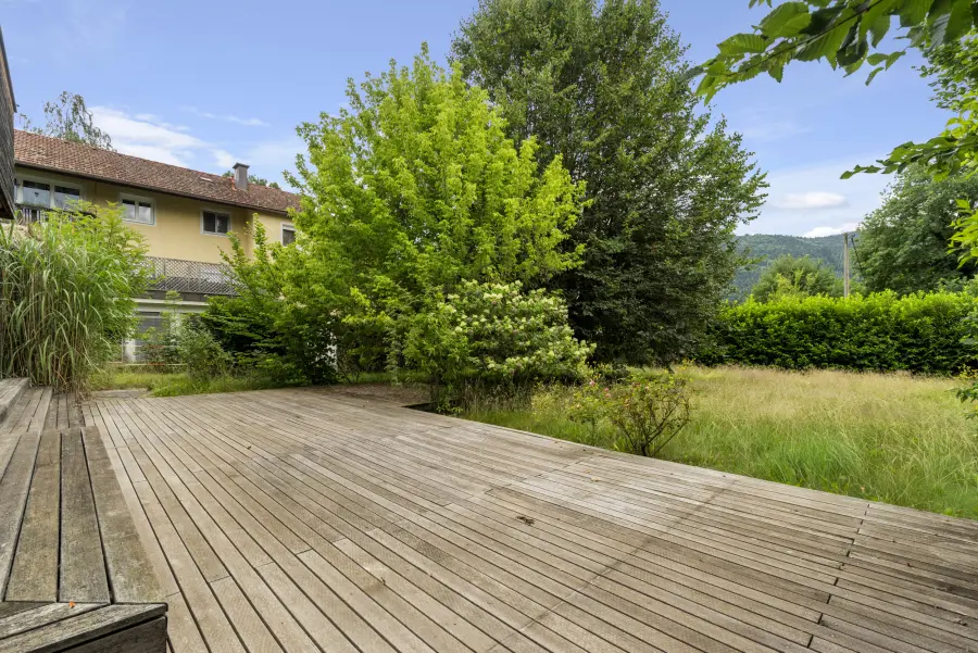 Holzterrasse und Garten mit altem Baumbestand