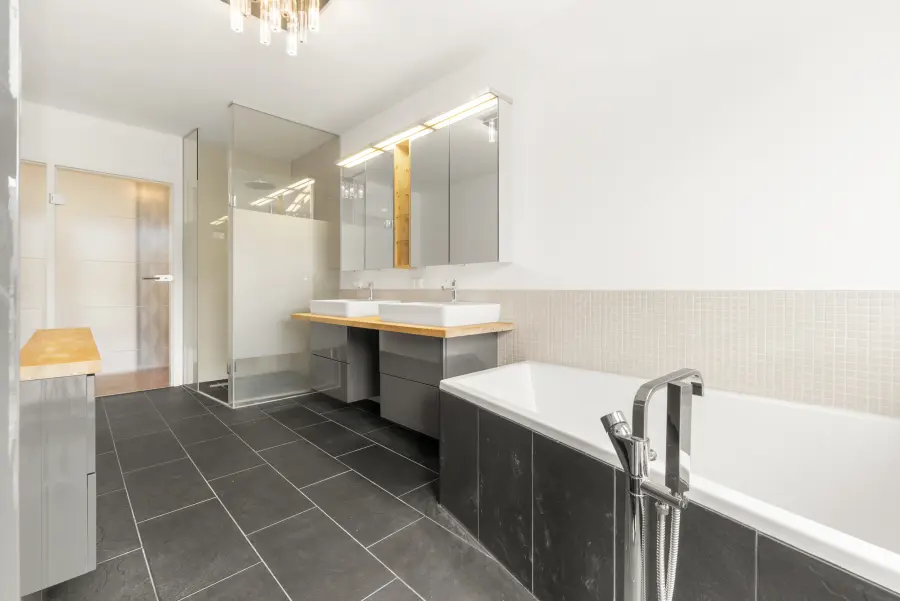 Badezimmer mit freistehender Armatur