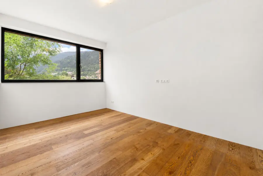 Schlafzimmer mit Fensterfront