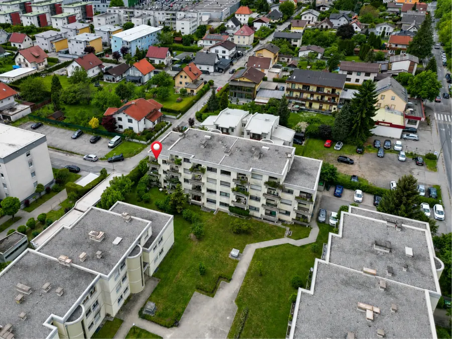 Die Wohnanlage am Tschinowitscher Weg aus der Luft, Lage markiert